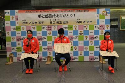 インタビューをうける選手たち